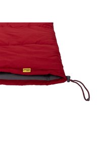 Rode slaapzak met een gebroken textuur, voorzien van een grijze binnenkant en een trekkoordsluiting. Etiket zichtbaar aan de zijkant.