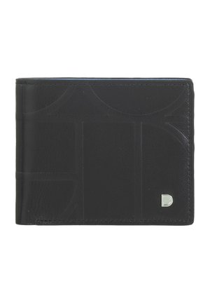 Cartera de cuero negro con un patrón geométrico en relieve, diseño de dos pliegues y acento de hardware plateado en la esquina inferior derecha delantera.