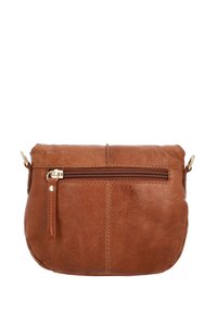 Sac à bandoulière en cuir marron, de forme arrondie, avec une poche zippée à l'avant, des accessoires en or et des détails de couture visibles.