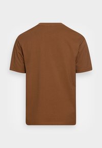 Camiseta de manga corta marrón liso vista desde la parte posterior con cuello redondo sobre un fondo liso.