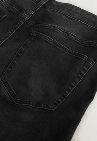 Jeansi din denim negru cu o textură netedă, având un buzunar posterior și cusături contrastante pe marginile acestora.