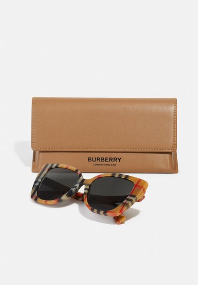 Óculos de sol Burberry com armação em padrão xadrez amarelo e preto, acompanhados de um estojo em couro castanho com logotipo embossado.
