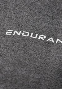 Harmaa puuvillakangas, jossa on teksturoitu pinta ja valkoinen "ENDURANCE" -teksti näkyvästi esillä alaosassa.