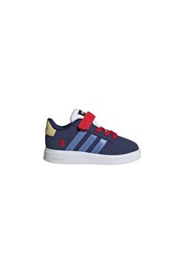 Marinblå sneakers med röda accenter, blå ränder och vit sula. Har kardborrefäste och textil lädermaterial. Logotyp på hälen.