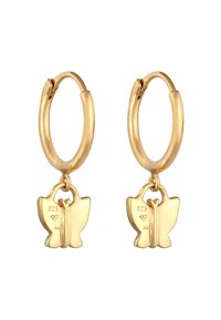 Boucles d'oreilles créoles en tone doré avec des charms en forme de papillon, présentant une finition lisse et gravée "925" pour indiquer le contenu en argent. Des accents incluent un petit détail rouge.