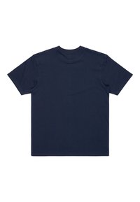 Camiseta de color azul marino con mangas cortas, corte regular, diseño de cuello redondo, hecha de una suave mezcla de algodón, con textura lisa, sin logotipos ni patrones visibles.