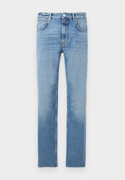 Φωτεινό μπλε τζιν με ίσια γραμμή, διακριτικές αποχρώσεις, πέντε τσέπες και ραφές σε αντίθεση. Κλείσιμο με μεταλλικό κουμπί και φερμουάρ.