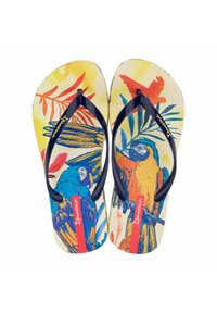 Infradito blu e gialli con design di pappagallo, cinturini blu navy e una soletta testurizzata con motivi di foglie tropicali.