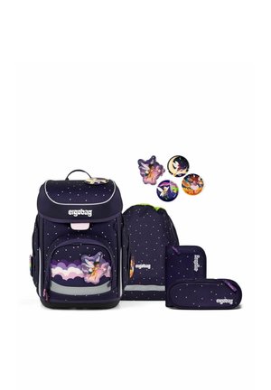 Dunkelblauer Schulrucksack, Turnbeutel, Federmäppchen und Geldbörse mit Sternmustern und märchenhaften Abzeichen und Aufnähern.