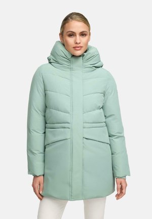 Cappotto imbottito verde menta con colletto alto, caratterizzato da cuciture orizzontali e verticali, tasche frontali e una texture liscia.