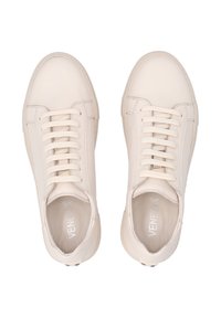 Weiße Ledersneaker mit glatter Oberfläche, runder Spitze, flachen Schnürsenkeln und einem minimalistischen Design mit einem dezenten Logo auf der Innensohle.