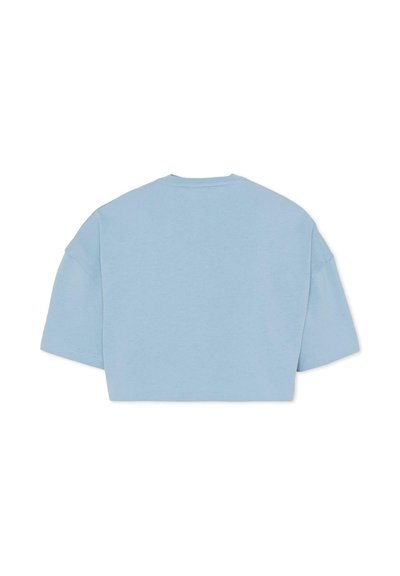 Krótki t-shirt z jasnoniebieskiej bawełny, z krótkimi rękawami, okrągłym dekoltem i prostym wzorem bez widocznych grafik czy ozdób.