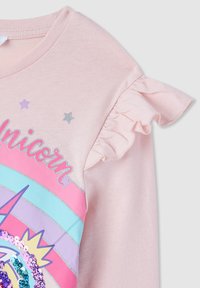 T-shirt in cotone rosa chiaro con maniche a volant, caratterizzato da una grafica di un unicorno colorato e dettagli a stella, abbellito con paillettes.
