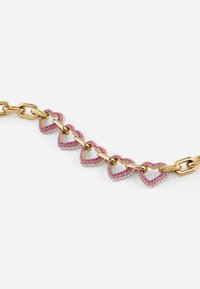 Bracciale in oro con maglie a forma di cuore alternate, decorate con rhinestone rosa e trasparenti, creando un effetto scintillante.