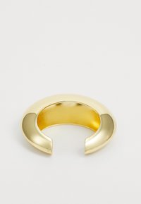 Pulsera de brazalete de oro con una superficie lisa y brillante y extremos abiertos. Diseño redondeado con un acabado pulido, sin patrones ni embellishments visibles.