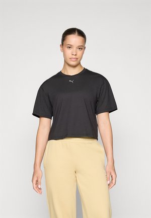 Sort cropped t-shirt lavet af blødt stof, med rund halsudskæring og korte ærmer. Lille logo detaljeret på brystet.