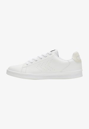 Hvit sneaker med en glatt læroverdel, rund tå, snøring, perforert design på siden og gummisåle. Aksontert med en hvit hæl.