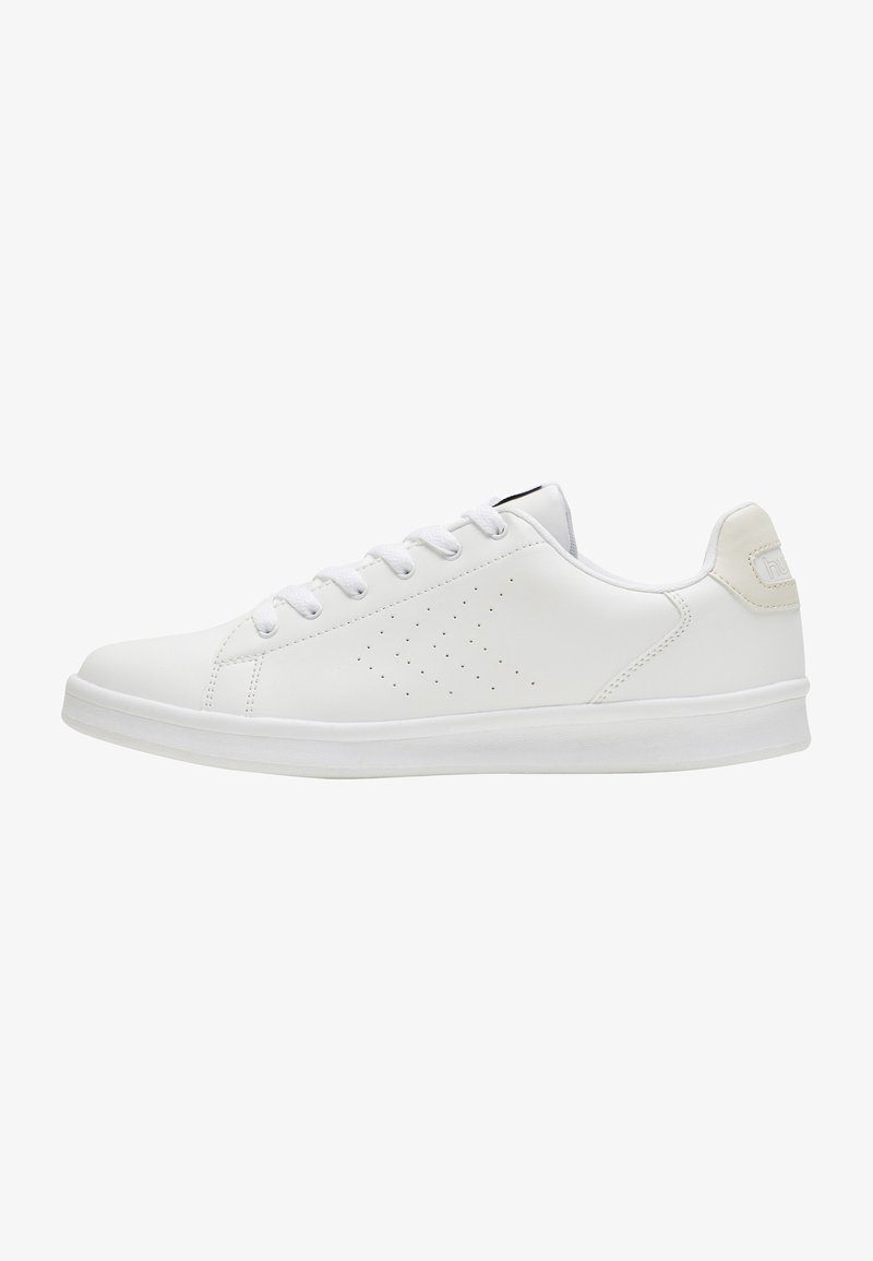 Weißer Sneaker mit einem glatten Leder-Obermaterial, runder Zehenpartie, Schnürverschluss, durchbrochenem Design an der Seite und einer Gummisohle. Akzentuiert mit einer weißen Ferse.