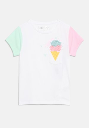 Chemise blanche à manches courtes pour tout-petit avec des manches vert menthe et roses, ornée d'un graphique texturé de cornet de glace bleu et rose au-dessus d'une petite poche.