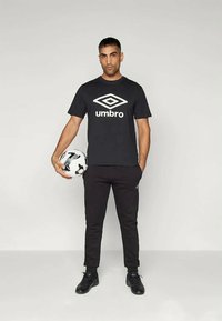 Umbro TEAM SKINNY JOG PANT - Pantalones deportivos - black/white