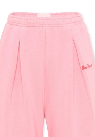 Soft pink elastic waistband pants with side pleats and small red embroidered "Bobo Choses" logo on right thigh.