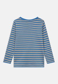 Μπλούζα παιδική με μακριά μανίκια, με οριζόντιες ρίγες σε μπλε και μπεζ, με στρογγυλή λαιμόκοψη, τοποθετημένη επίπεδη σε λευκό φόντο.