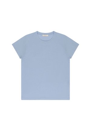 Effen lichtblauw T-shirt met korte mouwen en ronde hals, plat gelegd op een witte achtergrond.