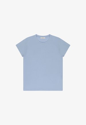 Effen lichtblauw T-shirt met korte mouwen en ronde hals, plat gelegd op een witte achtergrond.