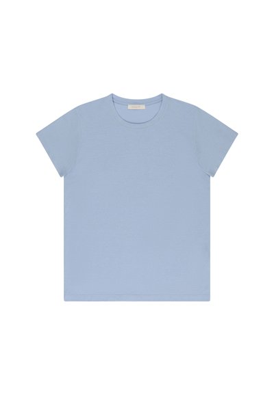 T-shirt à manches courtes col rond de couleur bleu clair unie, posé à plat sur fond blanc.