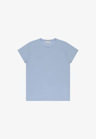 T-shirt à manches courtes col rond de couleur bleu clair unie, posé à plat sur fond blanc.