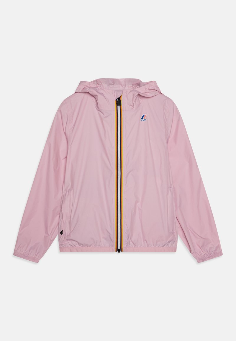 Lys rosa lettvektsjakke med hette, glidelås foran med et gult og svart stripe, elastiske ermer og en logo på brystet.