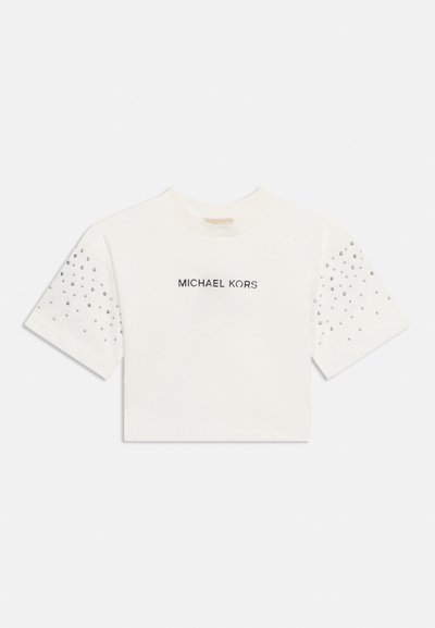 Λευκό κοντομάνικο T-shirt με το κείμενο "MICHAEL KORS" μπροστά και μικρές ασημένιες τρουκς που διακοσμούν τα πάνω μανίκια.