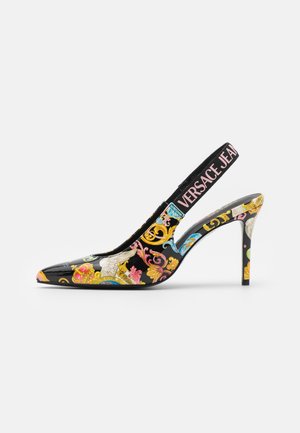 Sort slingback højhælet sko med farverigt barokmønster og lyserød "Versace Jeans" rem hen over hælen.