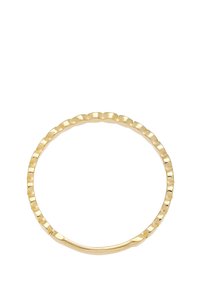 Guld ring med en tekstureret ringform, der har en bølget, scallop-kant, glat inderside og en tynd, cirkulær form.
