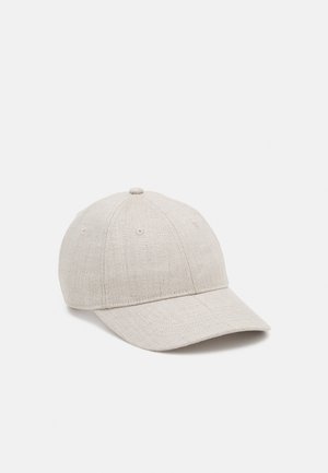 Gorra de béisbol de lino color beige claro con visera curva y diseño de seis paneles sobre un fondo blanco liso.