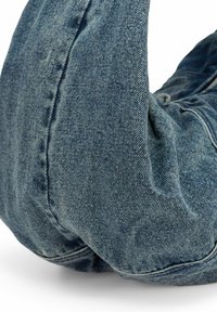 Borsa in denim dalla forma morbida e arrotondata, caratterizzata da tessuto blu con una texture sottile e dettagli di cuciture lungo le cuciture.