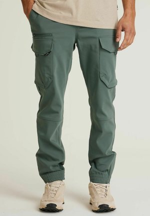 Gröna cargobyxor med flera zippered och fickor med flik, avsmalnande mudd och ett slätt, stretchigt tyg för komfort.
