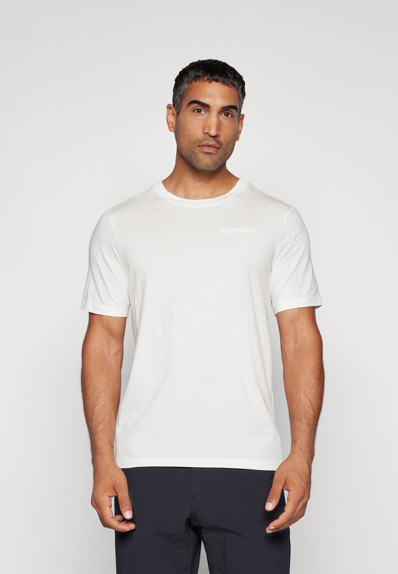 Weißes kurzärmliges T-Shirt mit Rundhalsausschnitt und dezentem Logo auf der Brust. Hergestellt aus einem weichen, leichten Stoff.