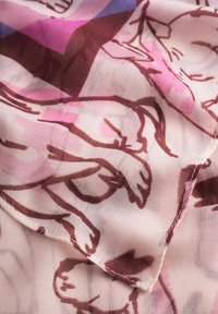 Sciarpa traslucida in morbido tessuto, con uno sfondo rosa e illustrazioni astratte di animali in marrone e viola. I bordi sono finiti in modo delicato.