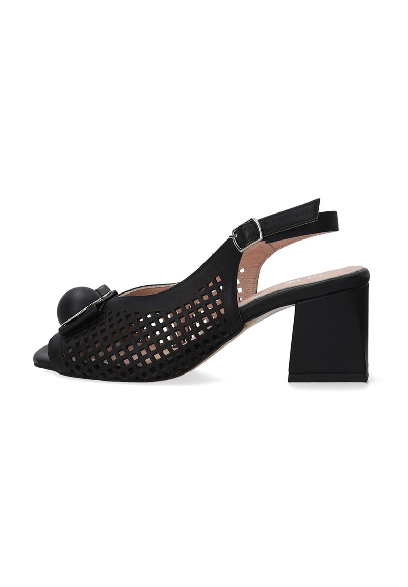Schwarzer Slingback-Schuh mit offener Zehenpartie und Blockabsatz, der ein ausgeschnittenes Gitterdesign sowie einen runden Akzent an der Vorderseite aufweist. Flache Schnallenverschluss.
