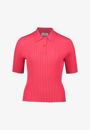 Prążkowana koszulka polo z krótkim rękawem w jasnym różowym kolorze. Posiada rozporek na guziki i fakturowany kołnierz. Materiał wydaje się elastyczny i dopasowany.