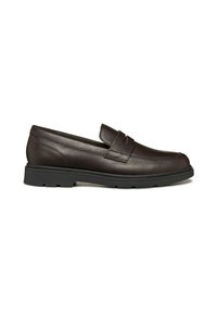 Mocasines de cuero marrón con una textura suave, que cuentan con un detalle de vampiro cosido y una suela de goma negra duradera. Diseño clásico sin cierre.