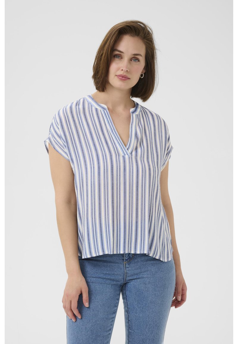 Blouse à manches courtes, rayée bleu et blanc avec un col en V, fabriquée en tissu léger ; présente des manches roulées et une coupe décontractée.