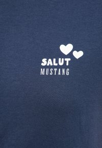Tumedast sinine puuvillane T-särk, millel on valged tekstid „SALUT” ja „MUSTANG” koos kahe südame graafikaga, pehme tekstuuri ja juhusliku disainiga.