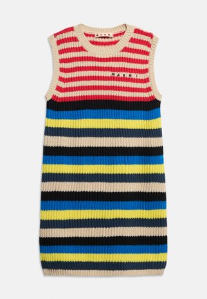 Rochie tricotată fără mâneci cu dungi orizontale în roșu, crem, negru, albastru, galben și bleumarin, cu text mic „Marni” inscripționat pe piept.