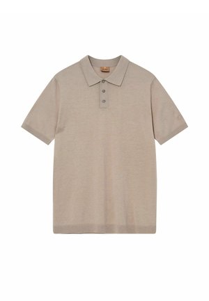 Béžové polo tričko s krátkym rukávom, tromi gombíkmi, rebrovaným golierom a manžetami, zobrazené na bielom pozadí.