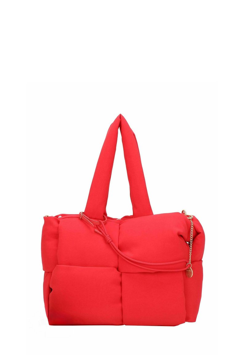 Bolso tote acolchado rojo con asas dobles gruesas y un detalle de cadena dorada en un lado, con una textura suave acolchada.