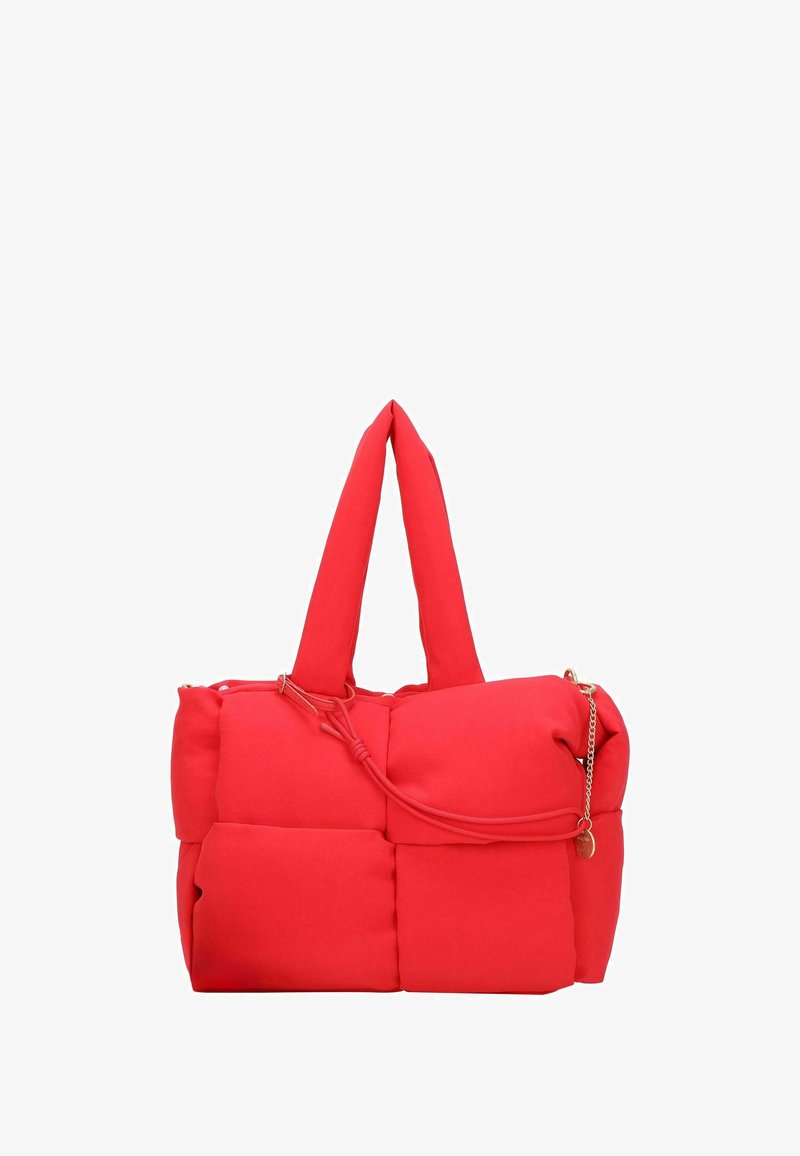 Bolso tote acolchado rojo con asas dobles gruesas y un detalle de cadena dorada en un lado, con una textura suave acolchada.