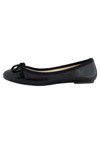 Schwarze Lack-Ballerinas mit runder Zehenpartie, elastischem Rand und einer dekorativen Schleife an der Vorderseite. Glatte Textur mit minimalistischem Design.