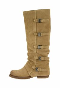 Bota alta hasta la rodilla de ante color canela con cinco correas ajustables con hebillas y un tacón bajo de madera.